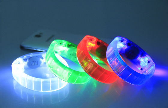 डार्क Wristbands में कस्टम बाल खिलौना एलईडी चमकती कंगन ब्लिस्टर कार्ड / ग्लो